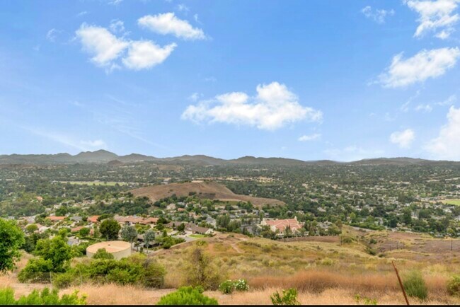 2506 Sapra St in Thousand Oaks, CA - Foto de edificio - Building Photo