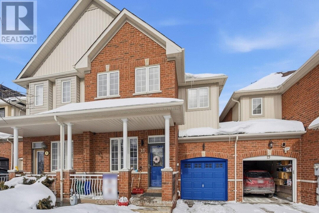 17 Barnwood Dr in Richmond Hill, ON - Building Photo