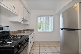 Stoneybrook Apartments in Bedford, OH - Building Photo