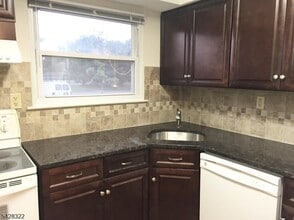 28 Deanna Dr in Hillsborough Township, NJ - Foto de edificio - Building Photo