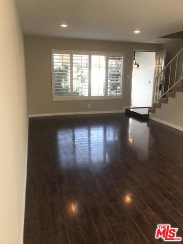 5275 Colodny Dr in Agoura Hills, CA - Foto de edificio - Building Photo