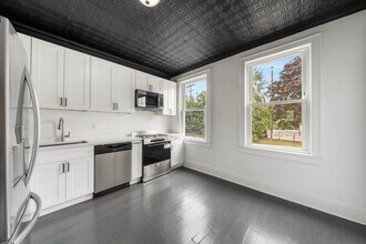 52 E 48th St in Bayonne, NJ - Building Photo - Building Photo