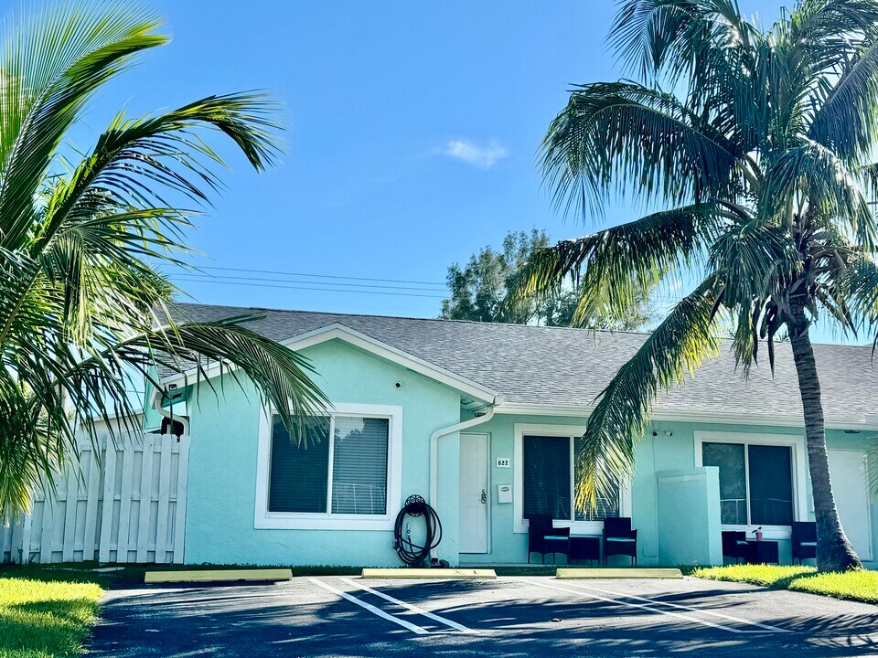 622 SE 2nd Ave, Unit Seashell 5 in Boynton Beach, FL - Foto de edificio