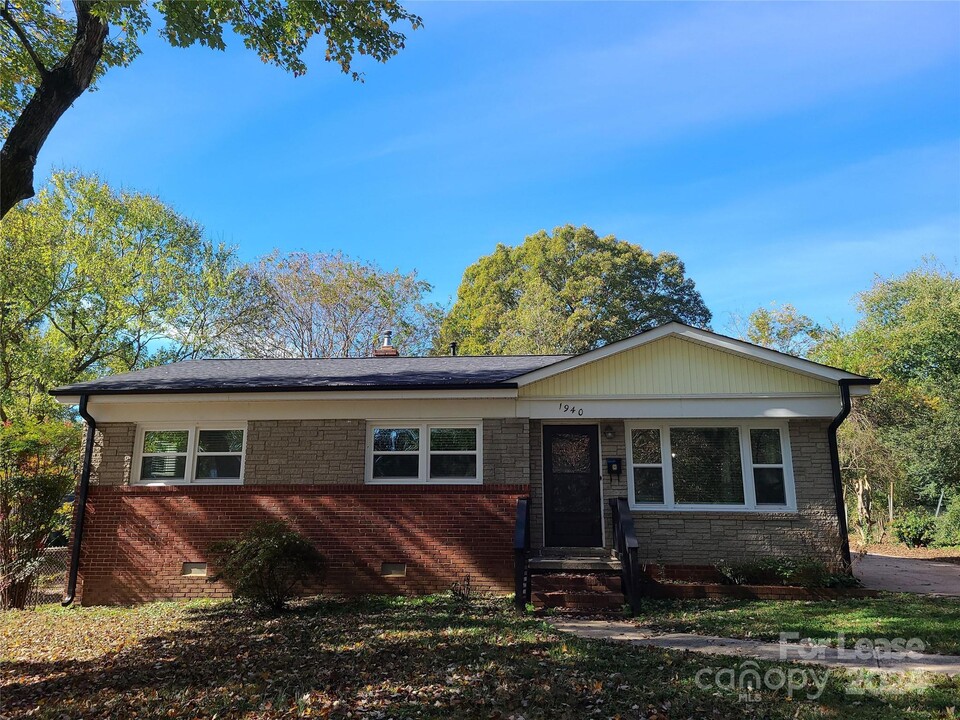 1940 Woodland Dr in Charlotte, NC - Building Photo