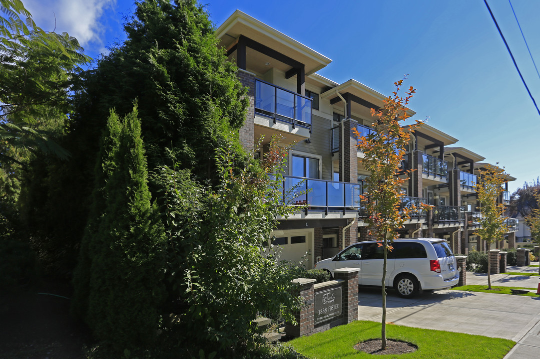 Earls Court in White Rock, BC - Building Photo