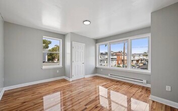 1018 S 55th St, Unit 2 in Philadelphia, PA - Foto de edificio - Building Photo