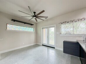 68 Meadow Lea Dr in Houston, TX - Building Photo - Building Photo