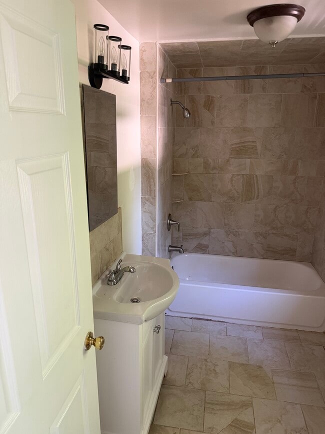 354 Ogden St, Unit Floor 2 rear