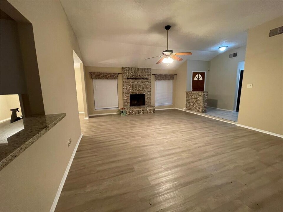 1103 W Castlewood Ave in Friendswood, TX - Building Photo