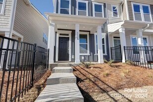 102 Abercorne Wy in Mooresville, NC - Building Photo