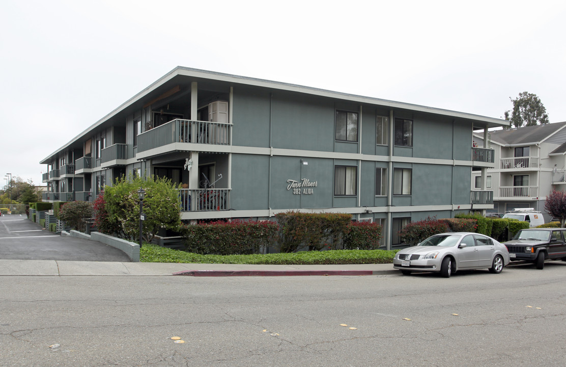 Twin Manor in South San Francisco, CA - Building Photo