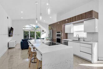 15241 Wilshire Ct in Pembroke Pines, FL - Building Photo - Building Photo