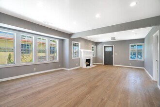 1049 W 62nd St in Los Angeles, CA - Building Photo - Building Photo