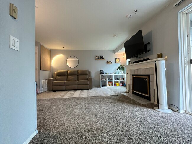 12530 109th Ct NE, Unit F204 in Kirkland, WA - Building Photo - Building Photo