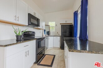 3736 Buena Park Dr in Studio City, CA - Foto de edificio - Building Photo