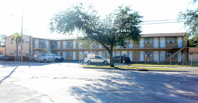 56th Street Apartments in Miami, FL - Foto de edificio - Building Photo