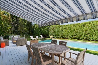 25 Meadowgrass Ln in Southampton, NY - Building Photo - Building Photo