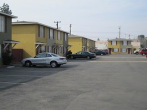Mid-Town Townhomes in Bakersfield, CA - Foto de edificio - Building Photo