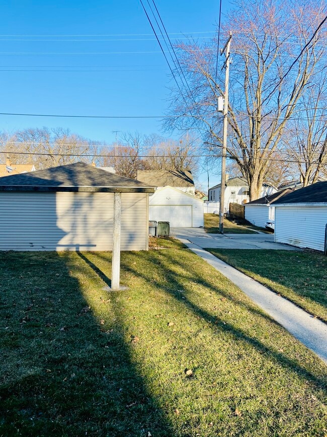 438 S 65th St in Milwaukee, WI - Foto de edificio - Building Photo