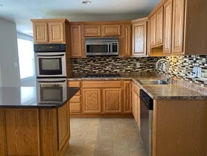 99 Orleans St, Unit B in Lowell, MA - Building Photo - Building Photo