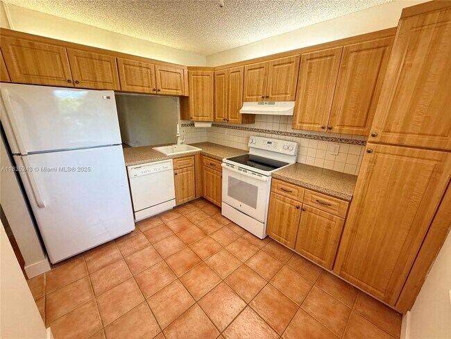 3864 Carambola Cir N in Coconut Creek, FL - Building Photo - Building Photo