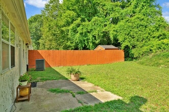 1434 E Cedar Ln in Madison, TN - Foto de edificio - Building Photo
