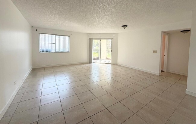 9977 Westview Dr, Unit 111 in Coral Springs, FL - Foto de edificio - Building Photo