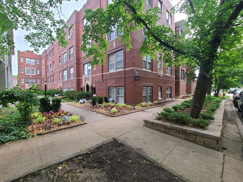 1750 W Granville Ave in Chicago, IL - Building Photo