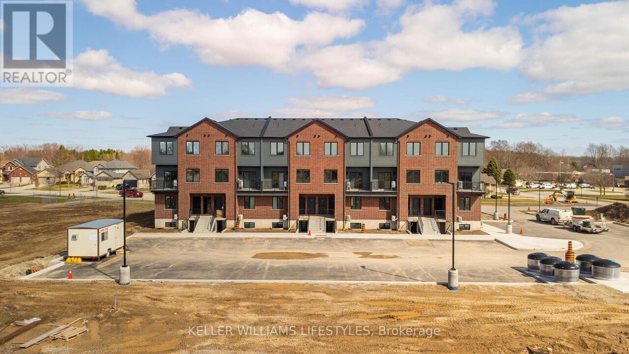 470 Darcy Dr in Strathroy-Caradoc, ON - Building Photo