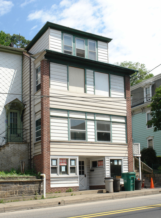 5 E Sunbury St in Shamokin, PA - Foto de edificio - Building Photo