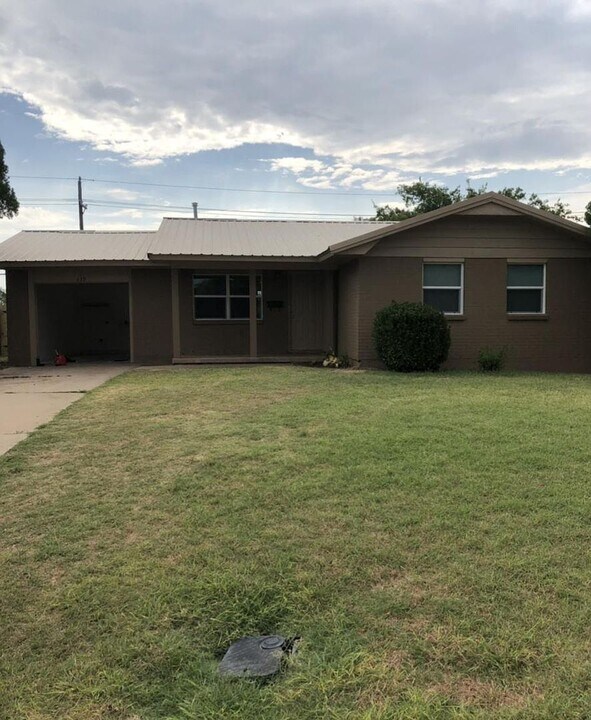 439 NW 53rd St in Lawton, OK - Building Photo