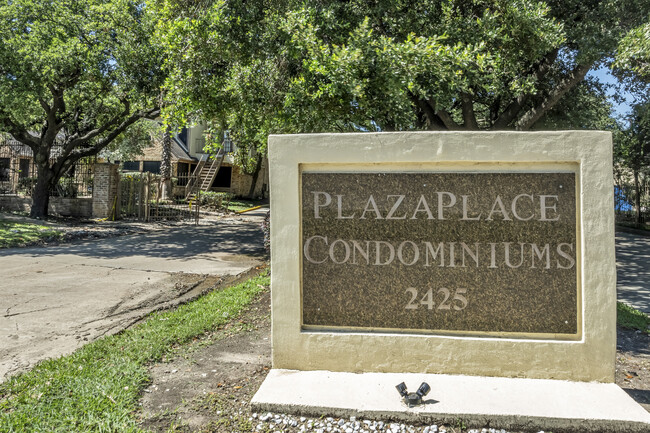 Plaza Place Condominiums in Houston, TX - Foto de edificio - Building Photo