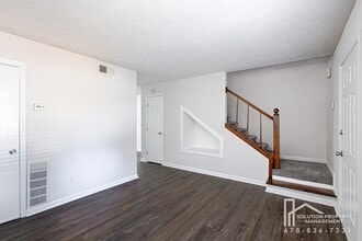 5740 Old Gordon Rd in Mableton, GA - Building Photo - Building Photo