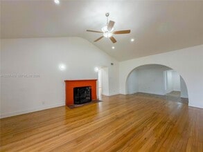 410 Pinecrest Dr in Miami Springs, FL - Foto de edificio - Building Photo