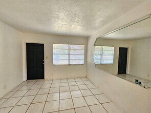 5860 70th Ave N in Pinellas Park, FL - Foto de edificio - Building Photo
