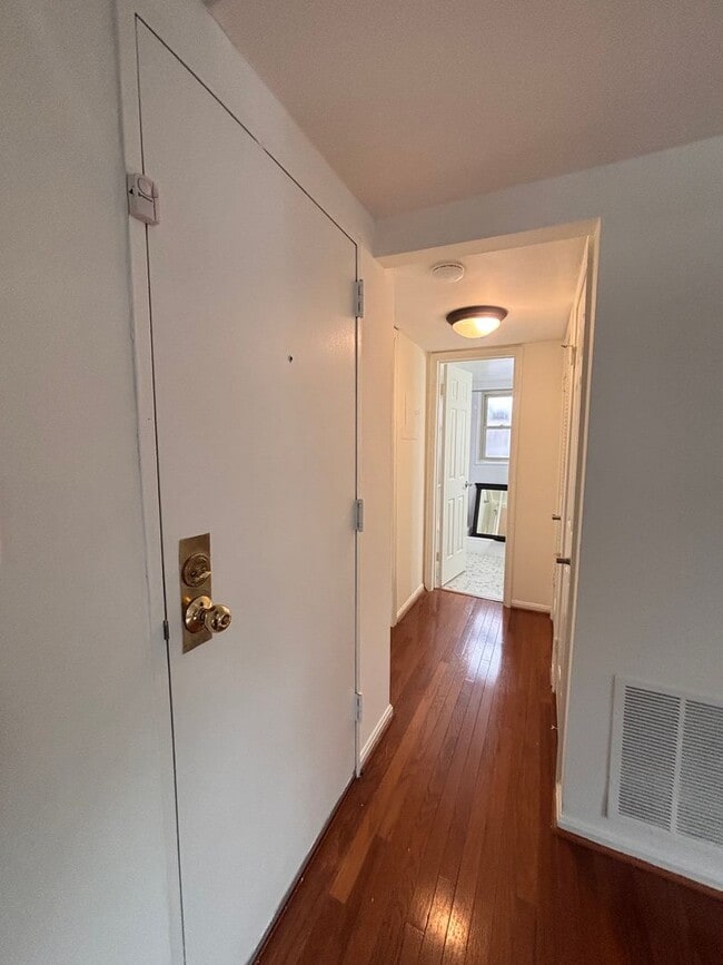 1413 E Abingdon Dr in Alexandria, VA - Building Photo - Building Photo