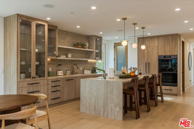 1161 Stearns Dr in Los Angeles, CA - Foto de edificio - Building Photo