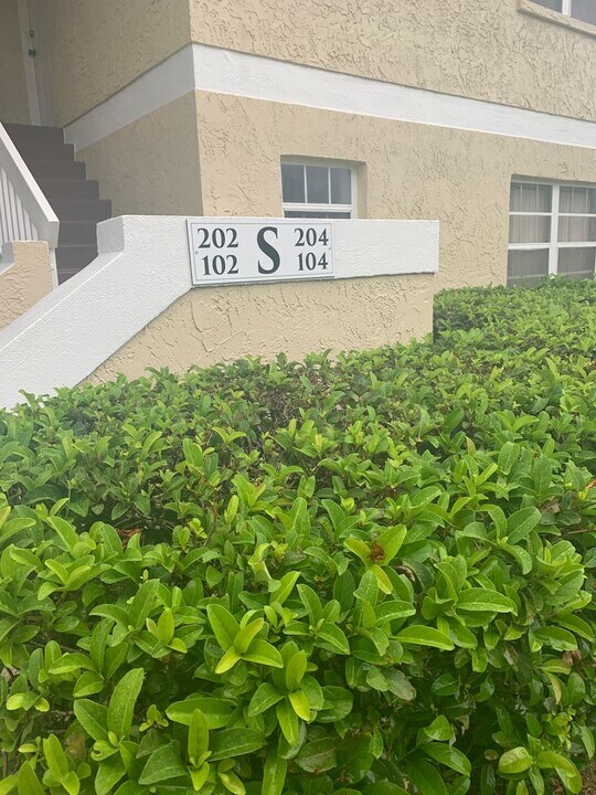 1560 SE Royal Green Cir in Port St. Lucie, FL - Foto de edificio