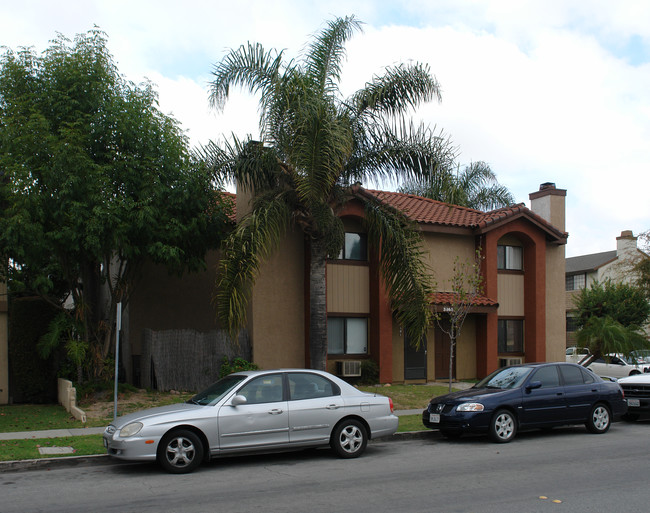 3861 Howard Ave in Los Alamitos, CA - Foto de edificio - Building Photo