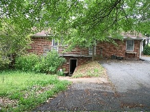 220 Sandy Spring Pl in Atlanta, GA - Building Photo - Building Photo