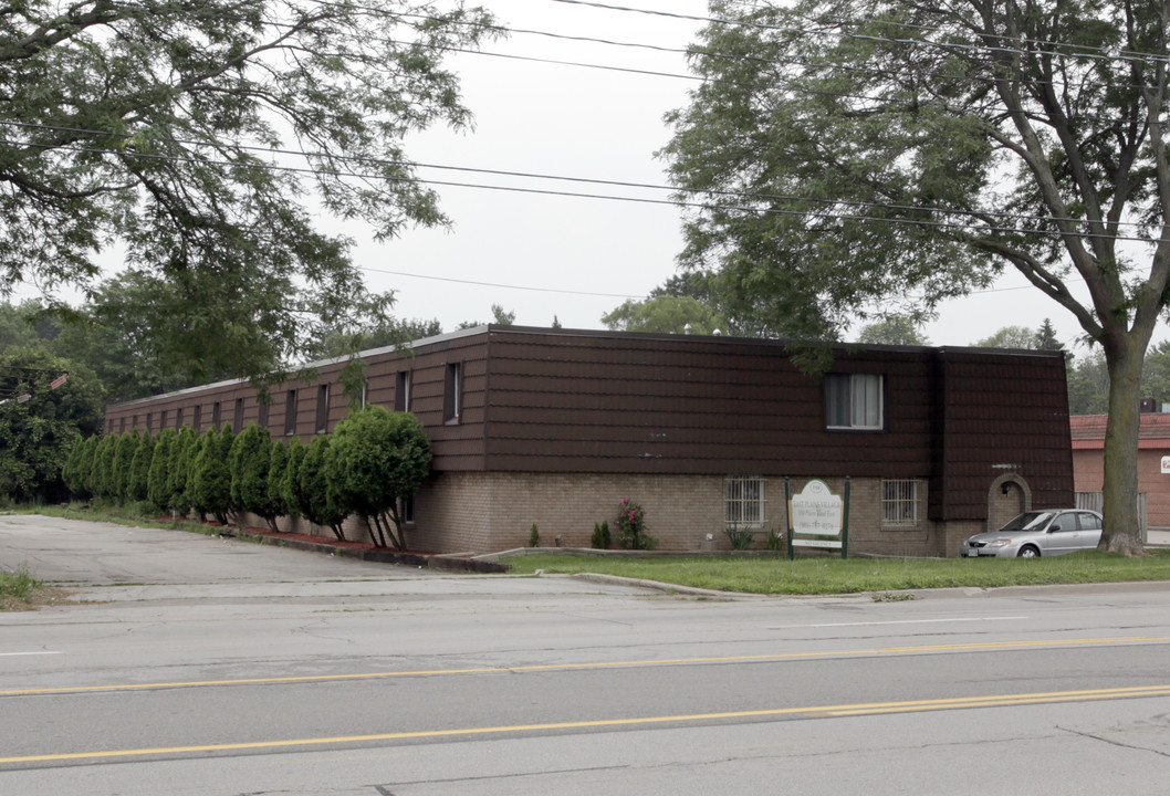 East Plains Village in Burlington, ON - Building Photo