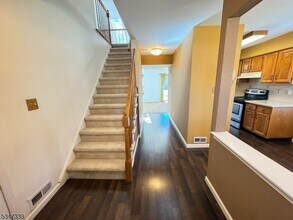 124 Hampton Ct in Franklin Township, NJ - Building Photo - Building Photo