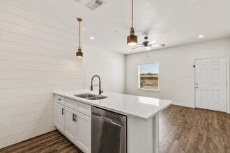 1402 Courtney Pl in Cleburne, TX - Building Photo - Building Photo
