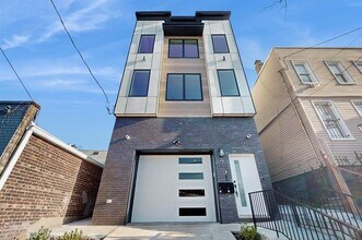 110 Pamrapo Ave in Jersey City, NJ - Building Photo - Building Photo