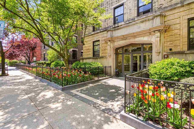 1000 Hudson St in Hoboken, NJ - Building Photo - Building Photo