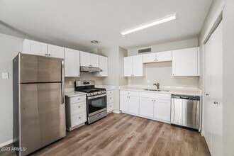 3350 W Country Gables Dr in Phoenix, AZ - Building Photo - Building Photo