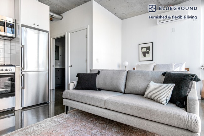 108 W Chicago Ave in Chicago, IL - Foto de edificio - Building Photo