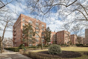 7715 113th St in Forest Hills, NY - Building Photo