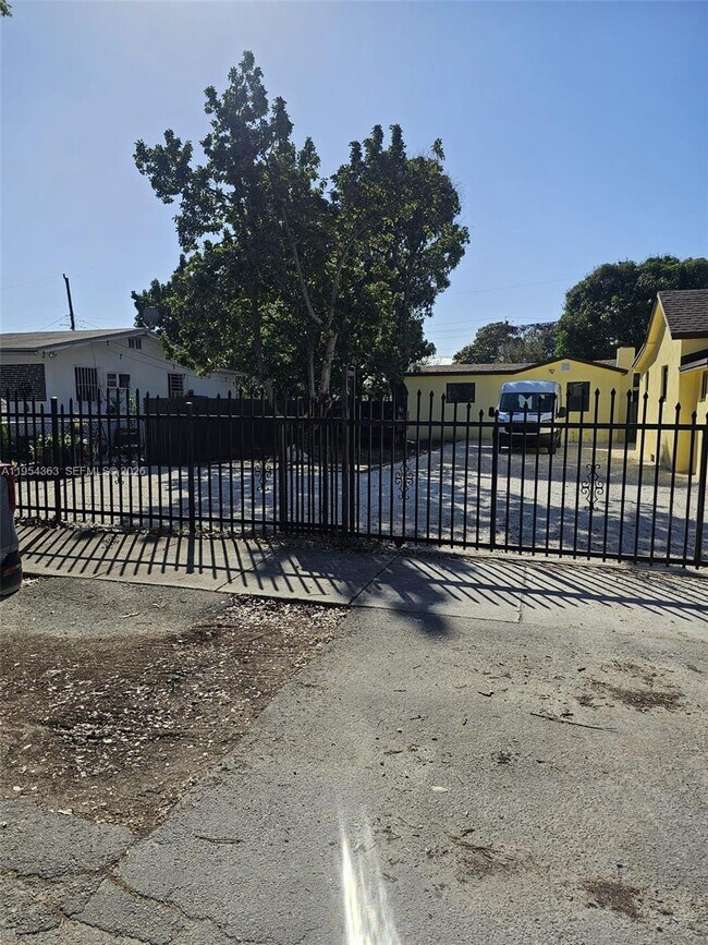 1148 NW 100th St in Miami, FL - Foto de edificio - Building Photo