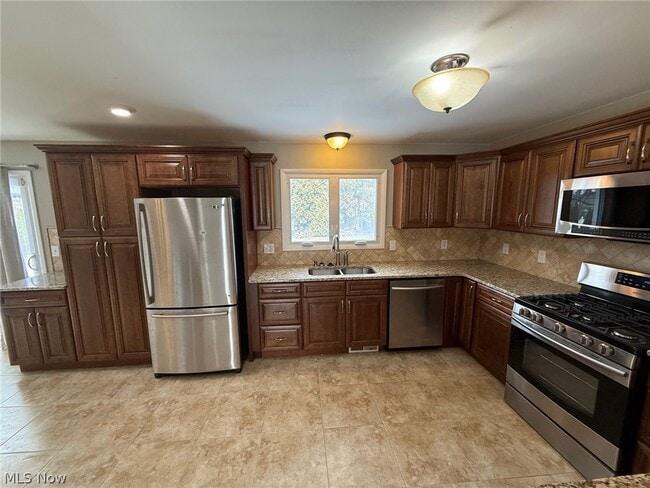 2021 Aldersgate Dr in Lyndhurst, OH - Building Photo - Building Photo